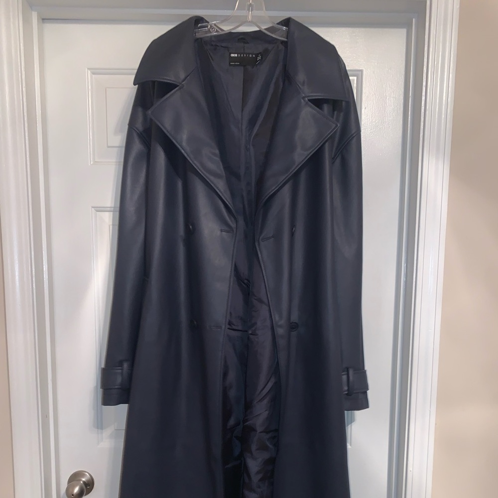 Gorgeous long leather oversized trench coat. Size 12 but fits size 14! - Picture 6 of 9